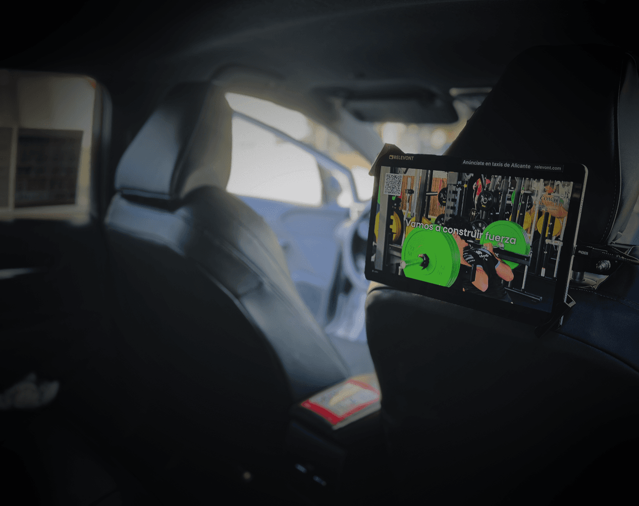 Tablet Relevont instalada en reposacabezas de taxi