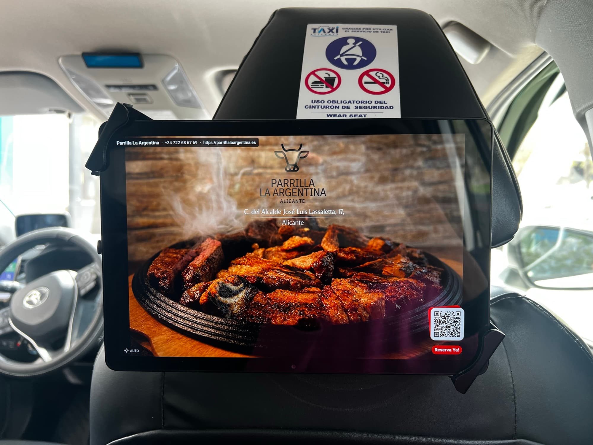 Anuncio en tablet de taxi Relevont