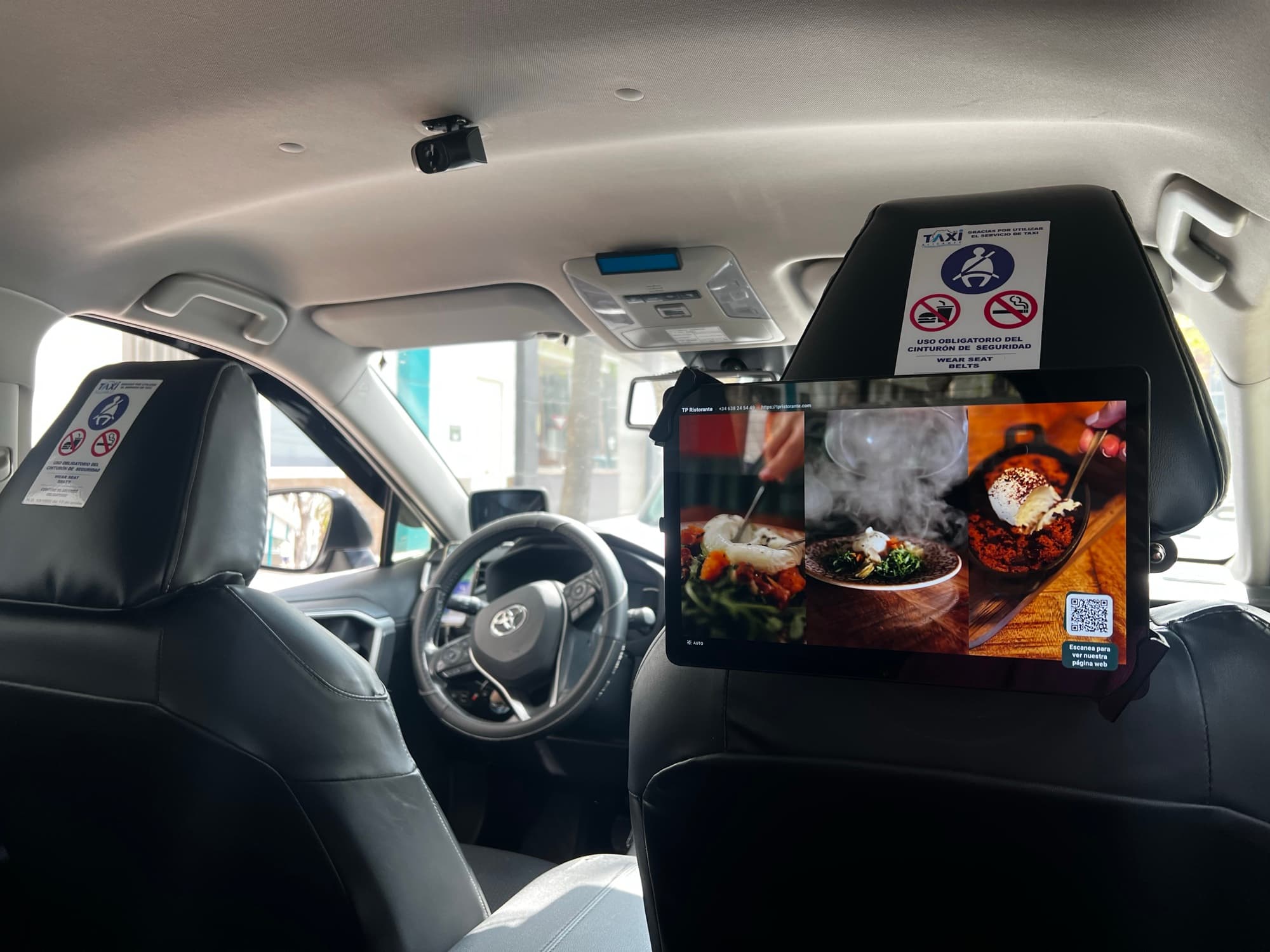 Tablet Relevont en reposacabezas de taxi